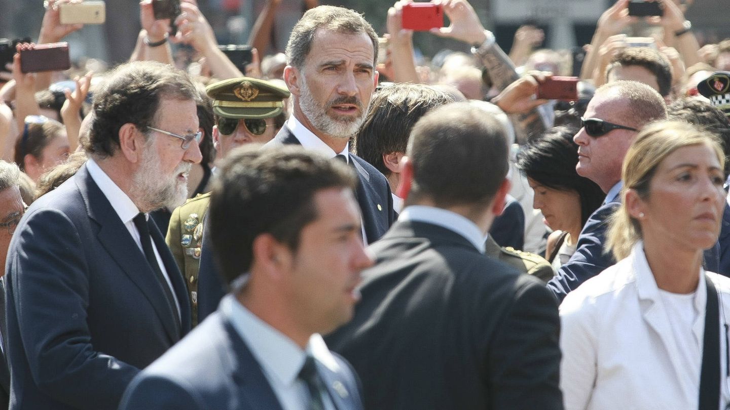 Felipe VI junto a Rajoy durante el minuto de silencio. (Gtres)