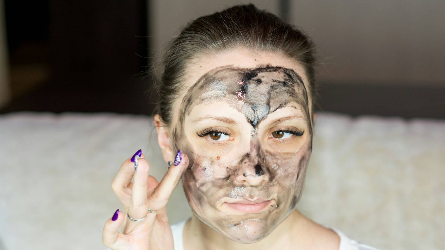 El acné a veces aparece por un mal uso de la cosmética. (Bermix/Unsplash)