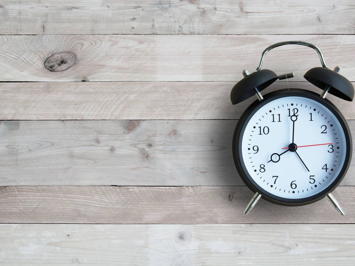 Foto: El momento de dejar de cambiar la hora en nuestros relojes podría llegar próximamente (iStock)