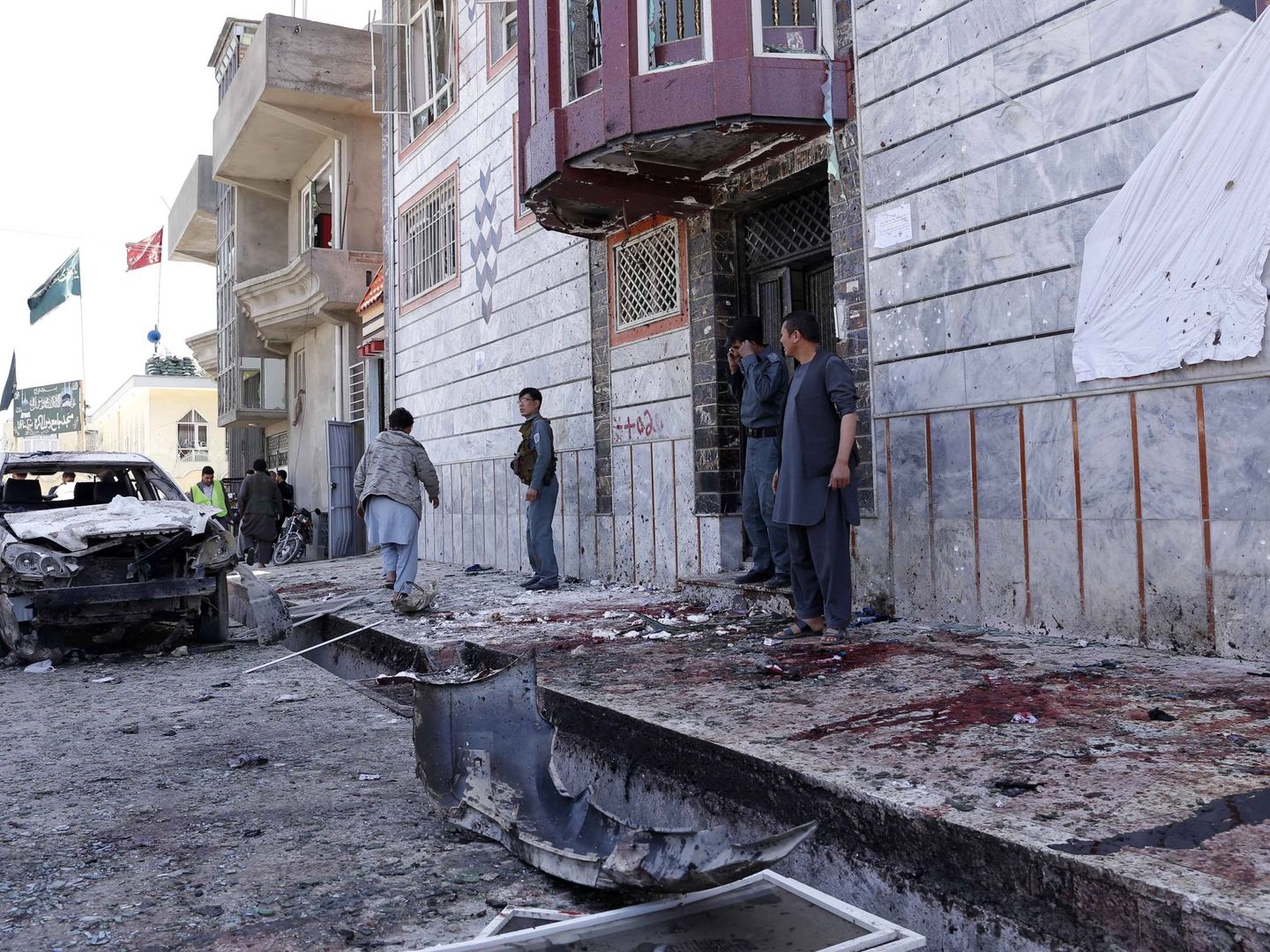 Los agentes revisan la escena del crimen en Kabul. (Reuters)