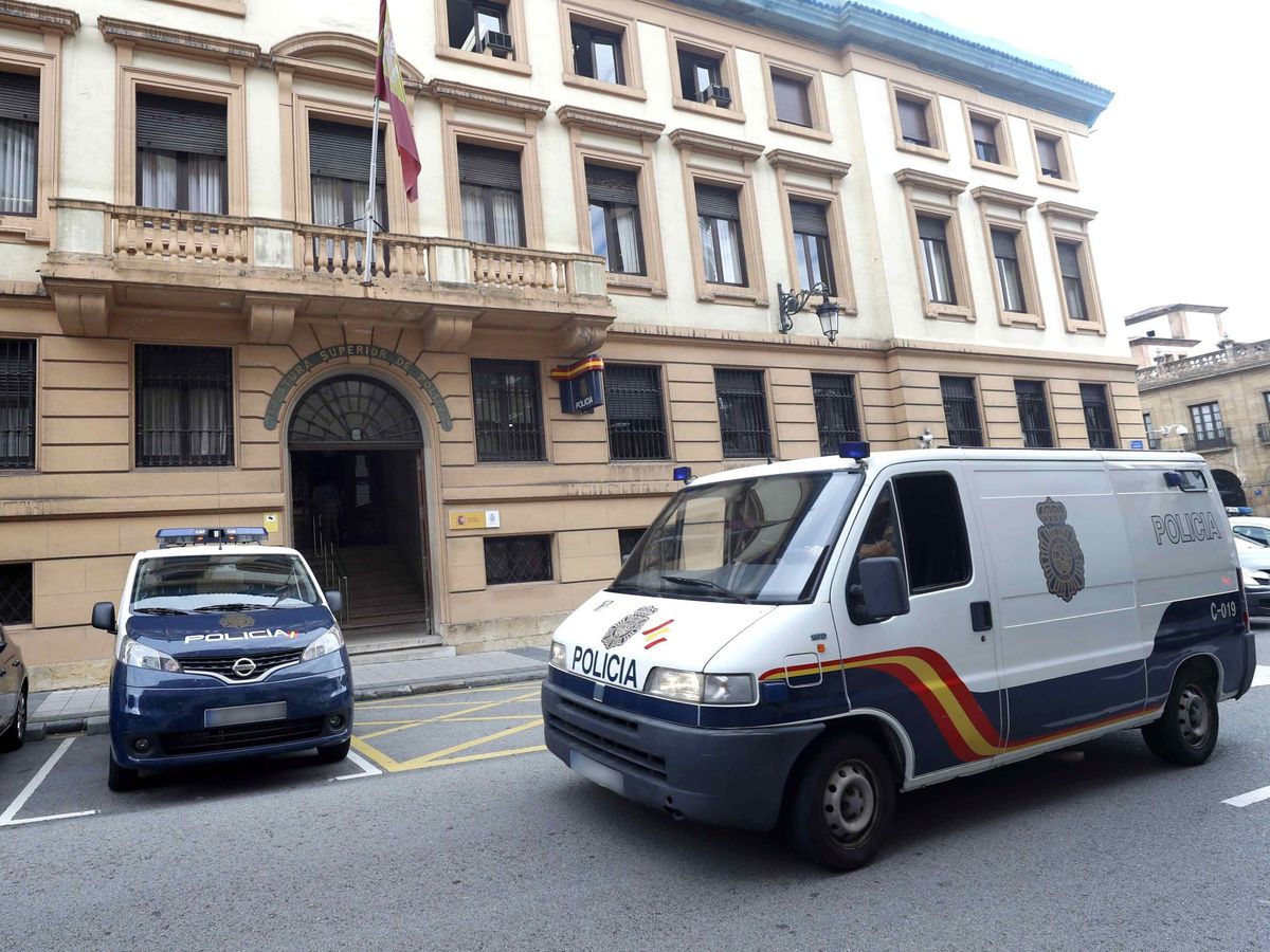 Foto: Un furgón de la Policía Nacional en Oviedo (Asturias). (Archivo)