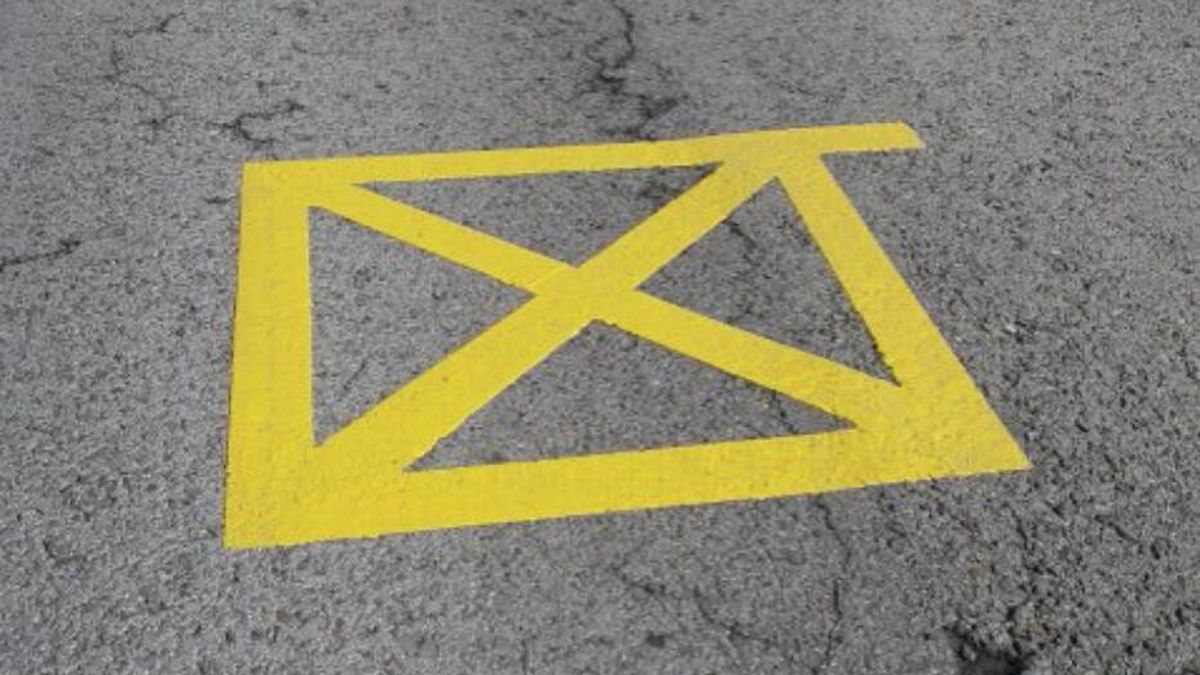 Ojo con esta señal pintada en el asfalto: ¿qué es el cuadrado amarillo y cómo debemos actuar?