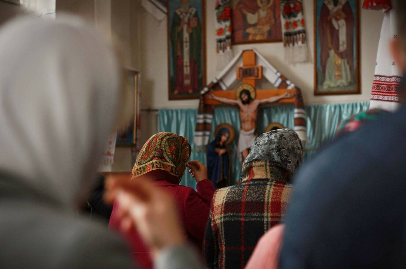 Dos mujeres asisten a la misa del domingo por la mañana en la iglesia ortodoxa ucraniana de Alcorcón donde muchos se han acercado a donar. (A.F.)