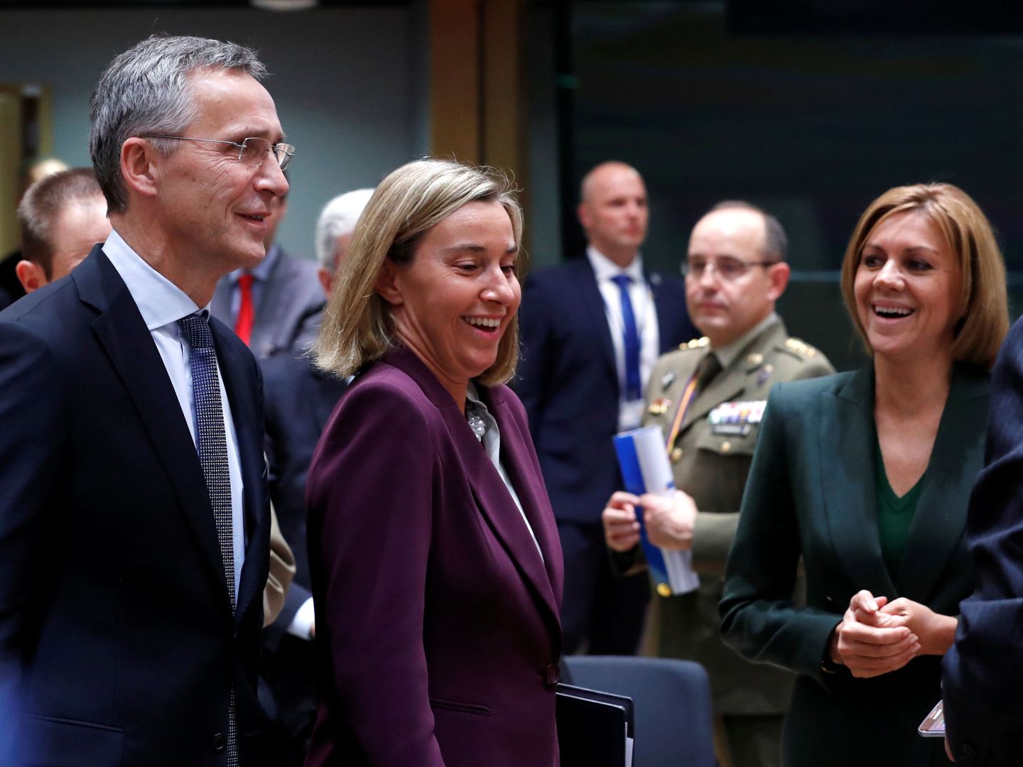 El secretario general de la OTAN Jens Stoltenberg, la jefa de la diplomacia europea Federica Mogherini y la entonces ministra de Defensa de España Maria Dolores Cospedal durante una reunión de defensa europea en Bruselas, en noviembre de 2017. (EFE)