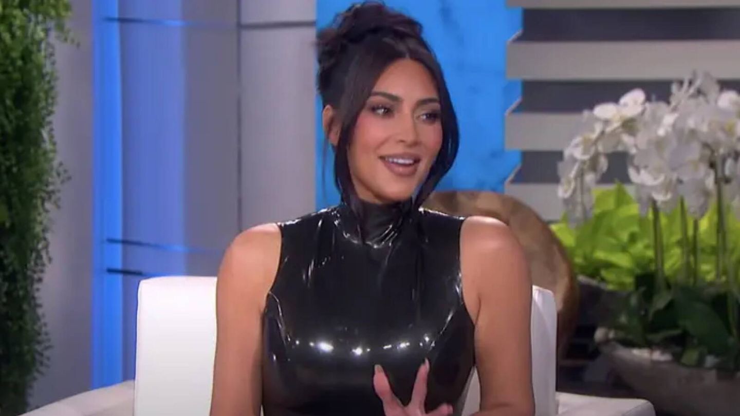 Detalle de los mechones chunky del moño de Kim Kardashian. (Ellentube/Youtube)
