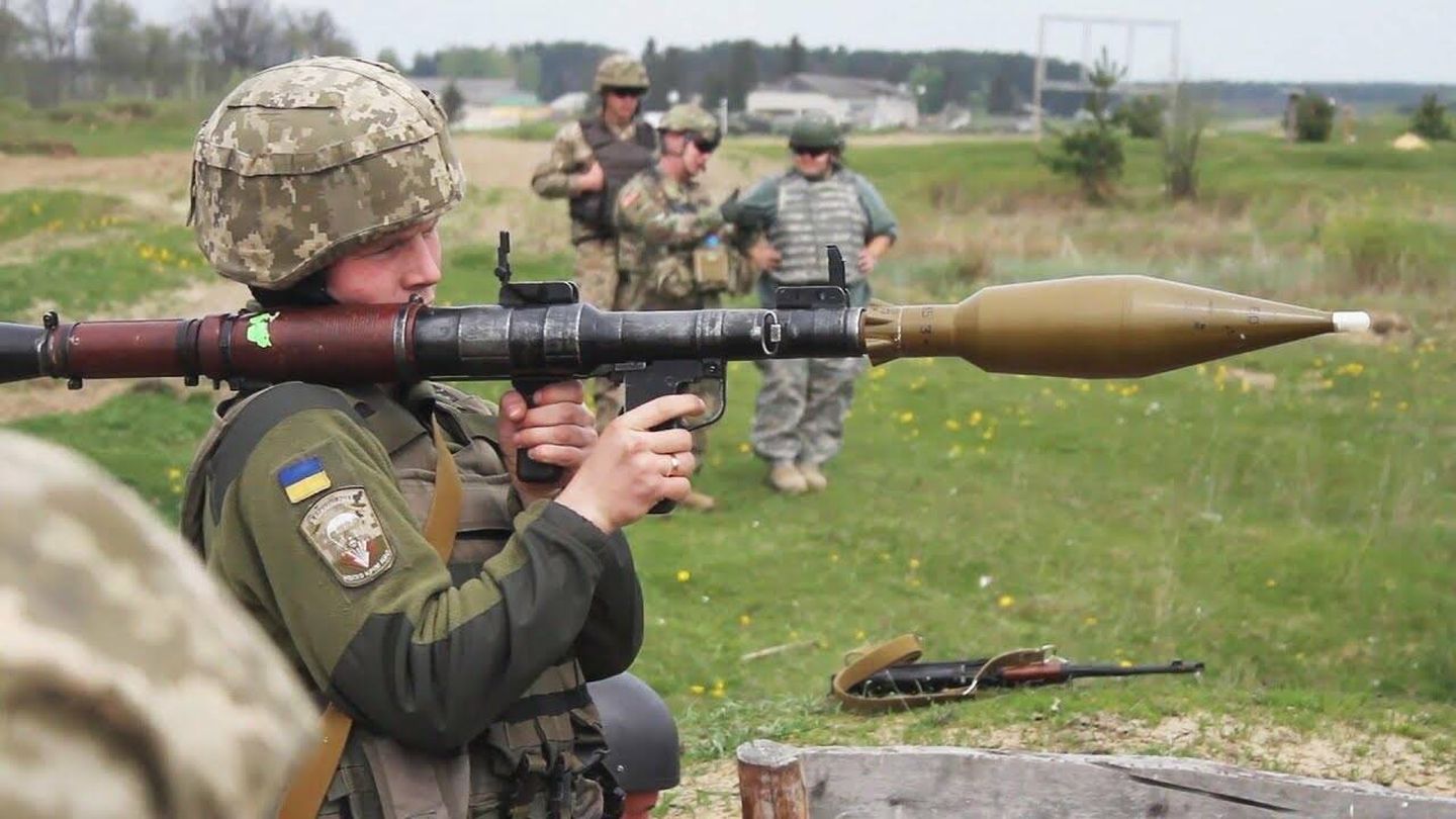 Soldado ucraniano adiestrándose con un RPG-7. (Ucrainian MoD)
