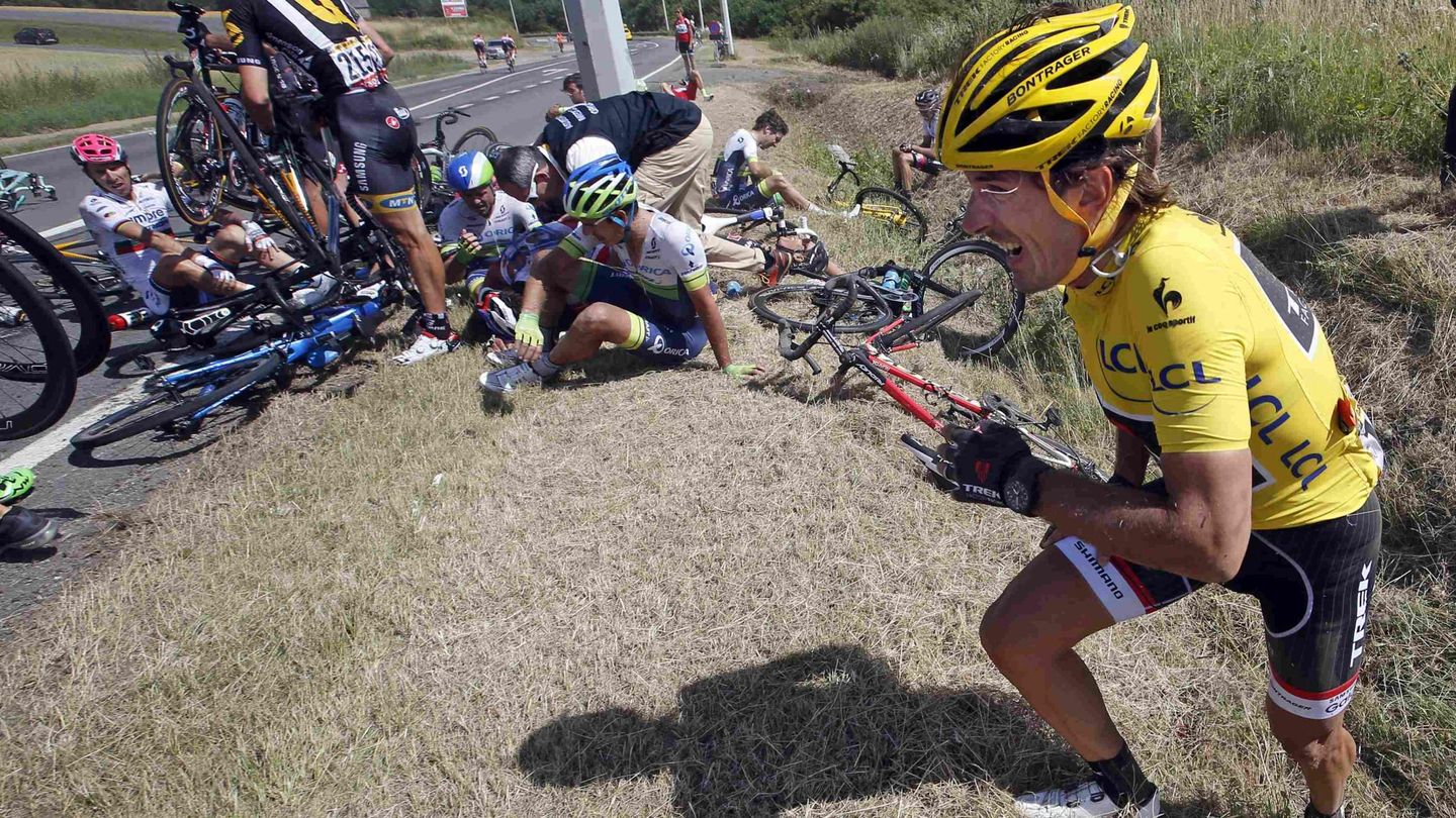 Cancellara trata de recuperarse de una gran montonera formada en el Tour 2015 (Eric Gaillard/Reuters).