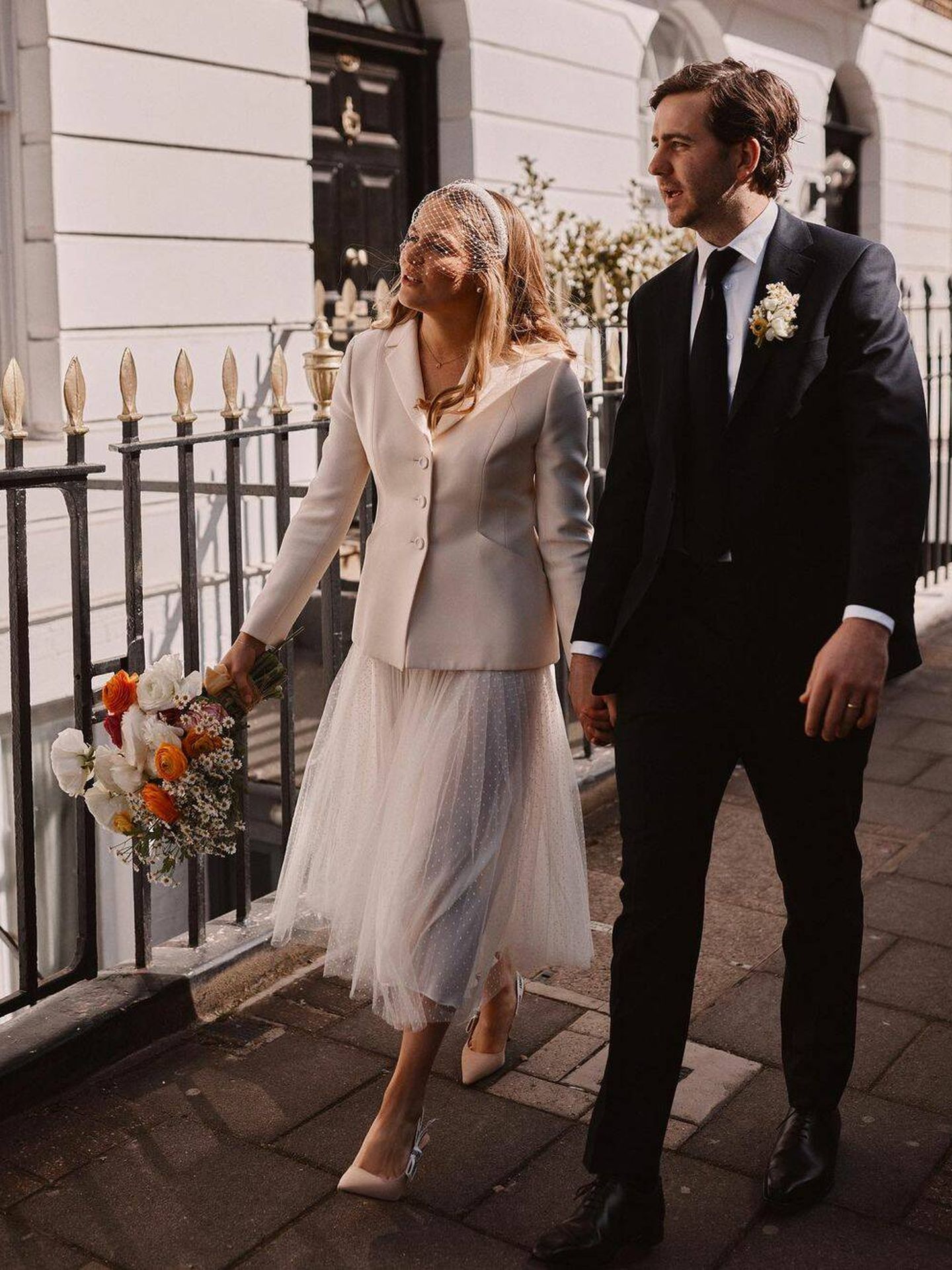 Una novia con un traje de chaqueta y falda midi. (Instagram/ @benjaminwheeler)