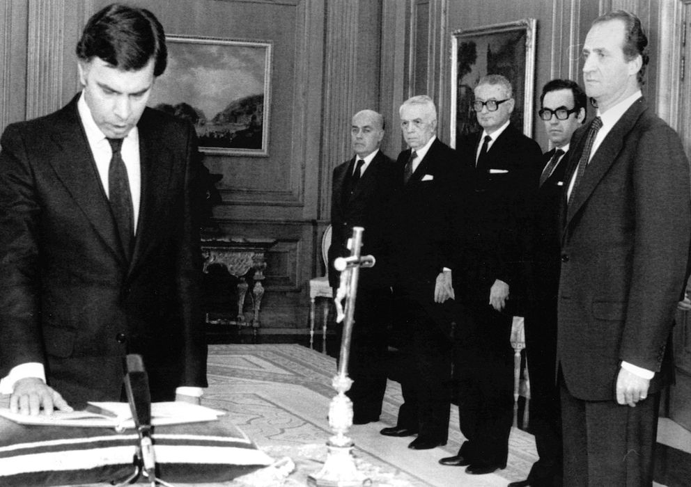 Foto: El Rey Juan Carlos durante la toma de posesión de Felipe González en 1982 (Archivo).  