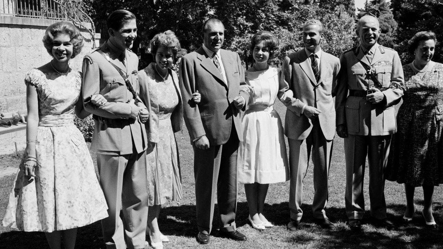 Juan Carlos y Sofía, junto a los condes de Barcelona y la familia real griega. (Getty)