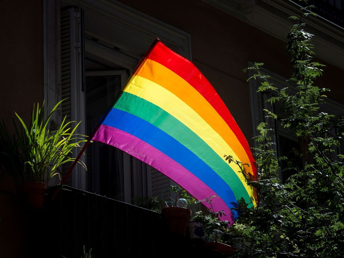 Foto: Una bandera arcoíris en un balcón en Chueca, Madrid. (EFE)