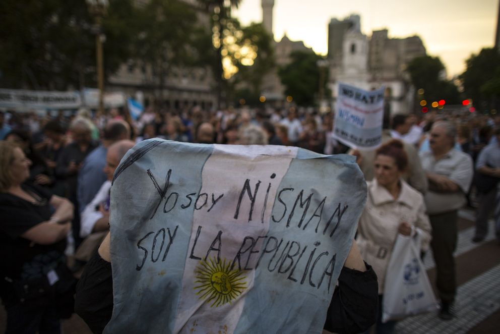 Mensajes escritos por los manifestantes que denuncian que el fiscal Nisman fue asesinado (Efe).