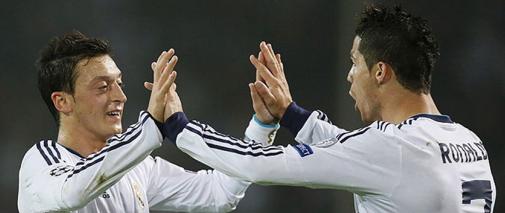 Foto: Özil ni ensayaba ni esperaba que Cristiano le dejara tirar la falta ante el Borussia