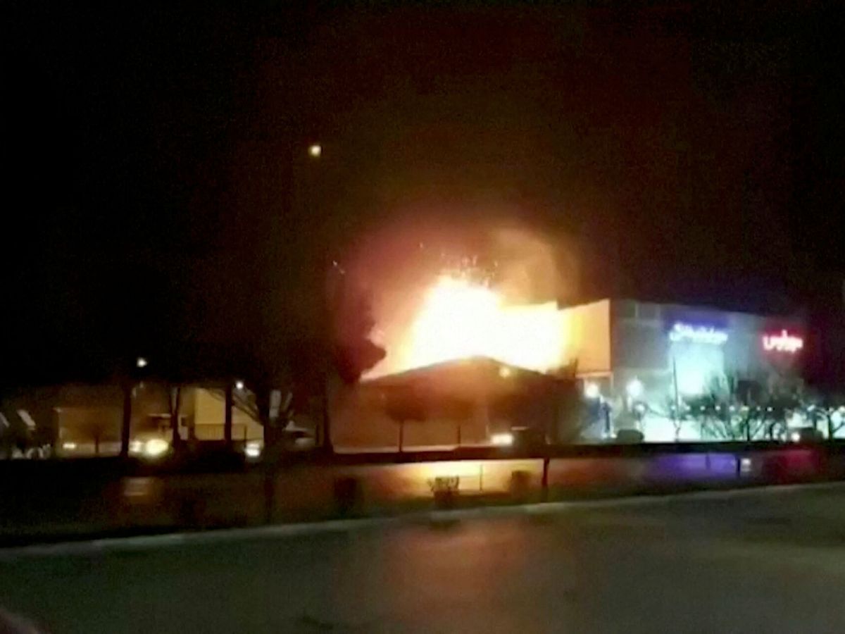Foto: Imágenes de la explosión en el complejo militar en Isfahan. (Reuters)