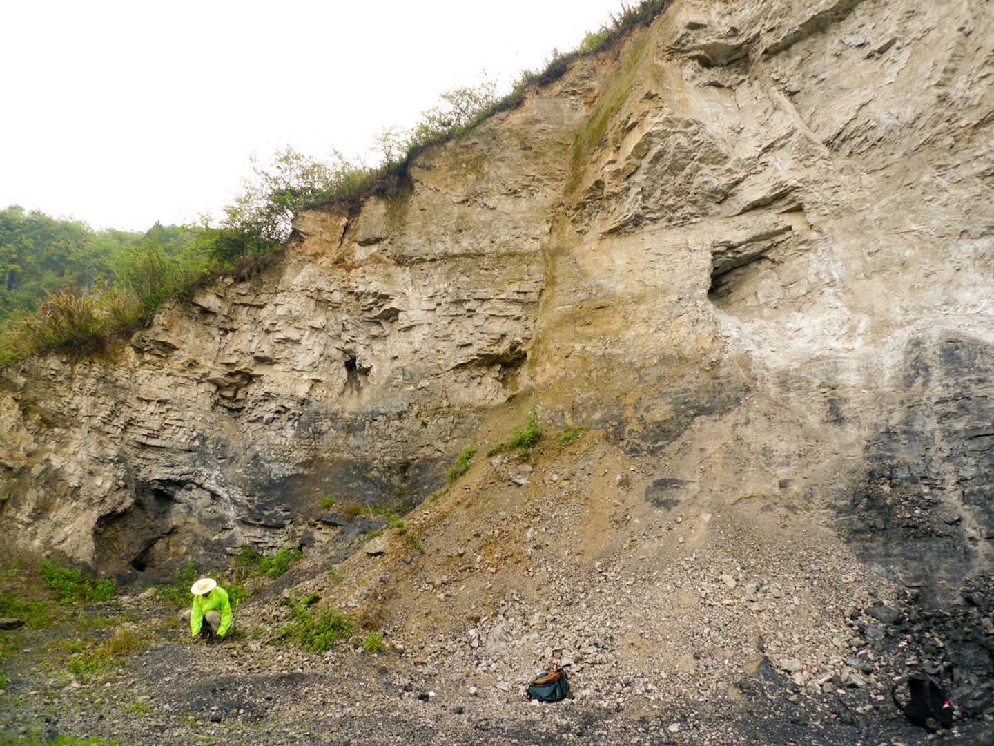 Un investigador excava en la Formación Dengying (Doushantuo IV)