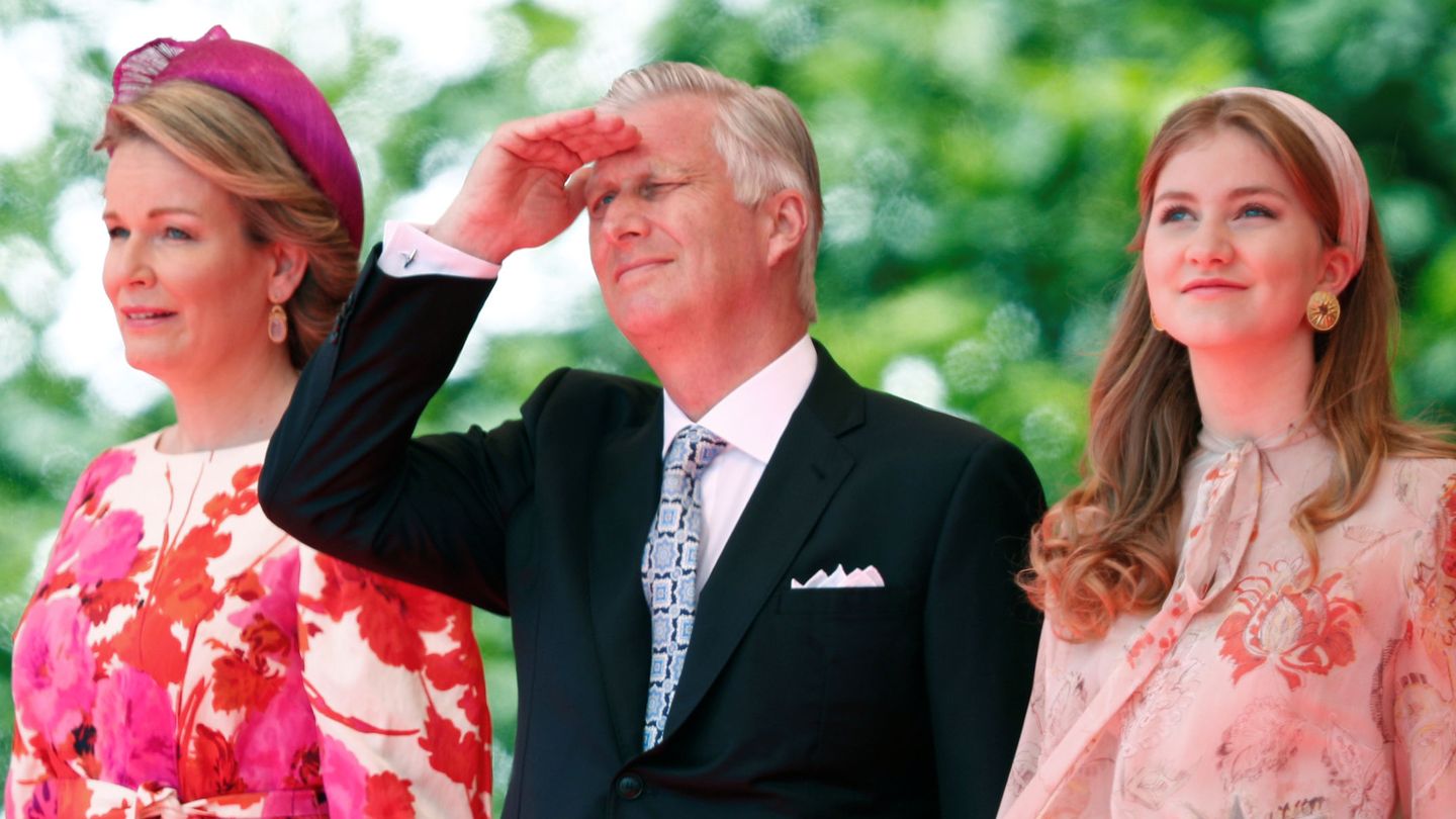 La princesa Elisabeth, junto a sus padres, en la celebración del Día Nacional. (Reuters)