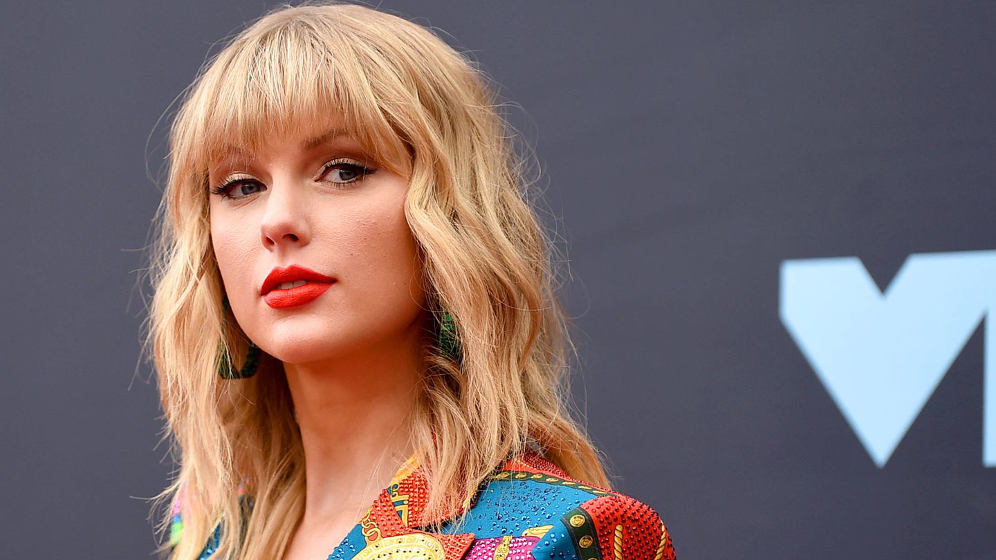 Taylor Swift ha incluido los labiales neón en su nueva estética color pop. (Getty Images)