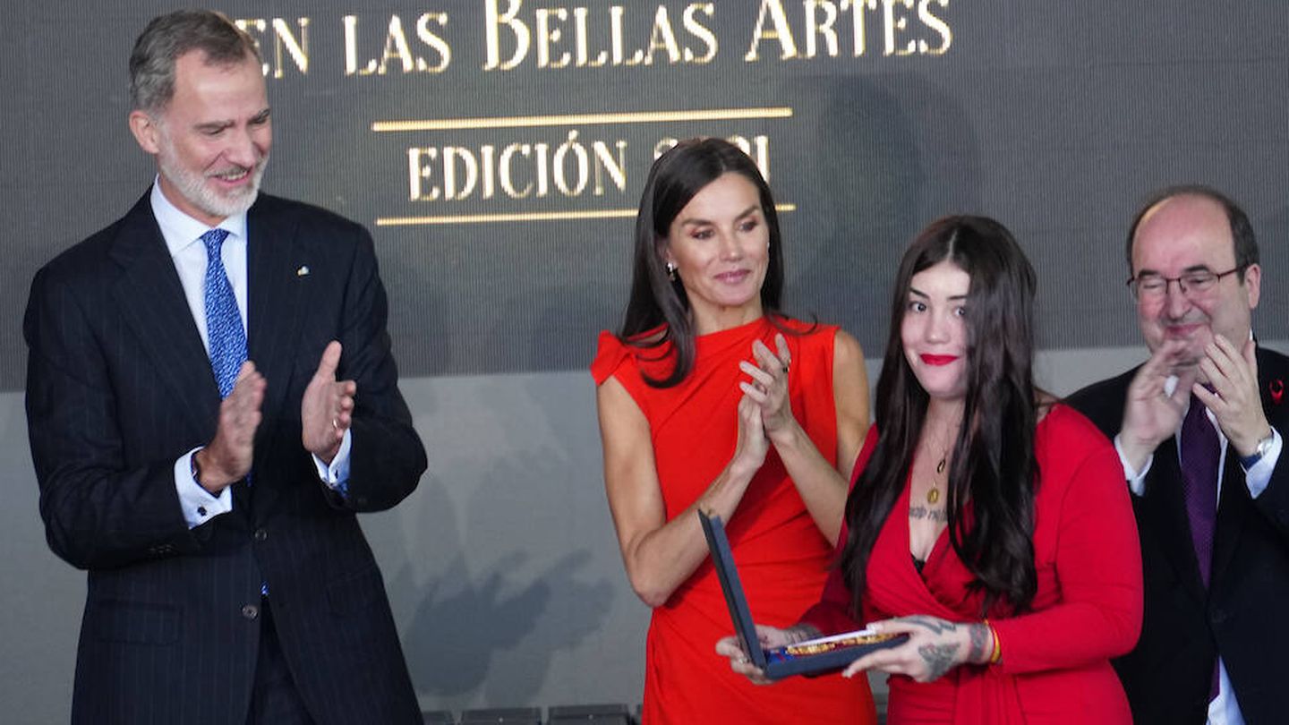 Los Reyes han otorgado la Medalla de Oro de las Bellas Artes a la hija de la fallecida Almudena Grandes. (LP)