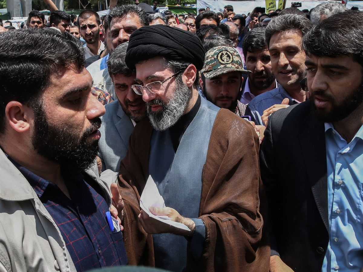 Foto: El hijo del líder supremo Ali Jamenei, Mojtaba Jamenei (c), durante un acto en 2019. (Europa Press/DPA/Saeid Zareian)