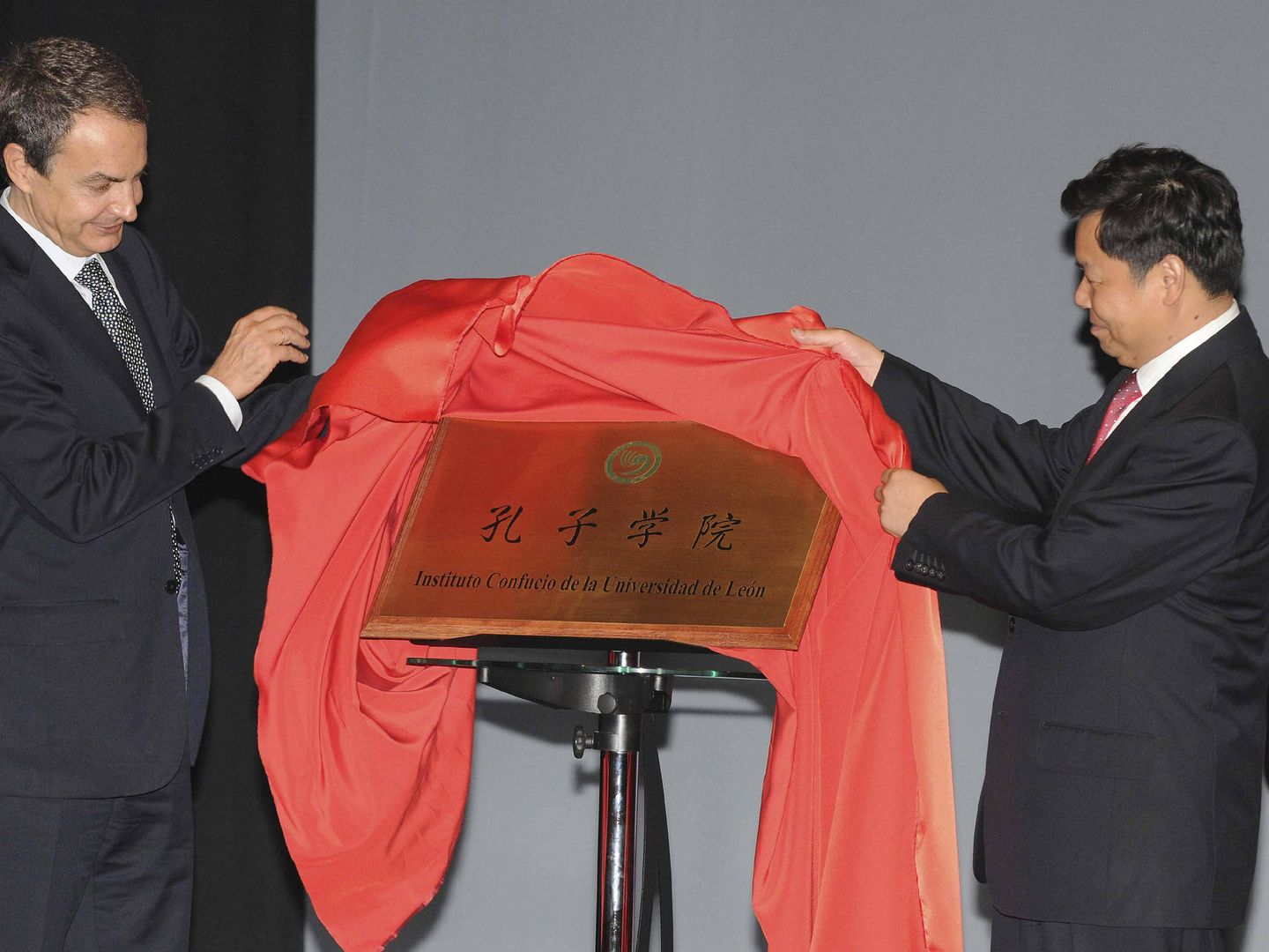 Zapatero, inaugurando un Instituto Confucio en León en 2011. (EFE/J. Casares)