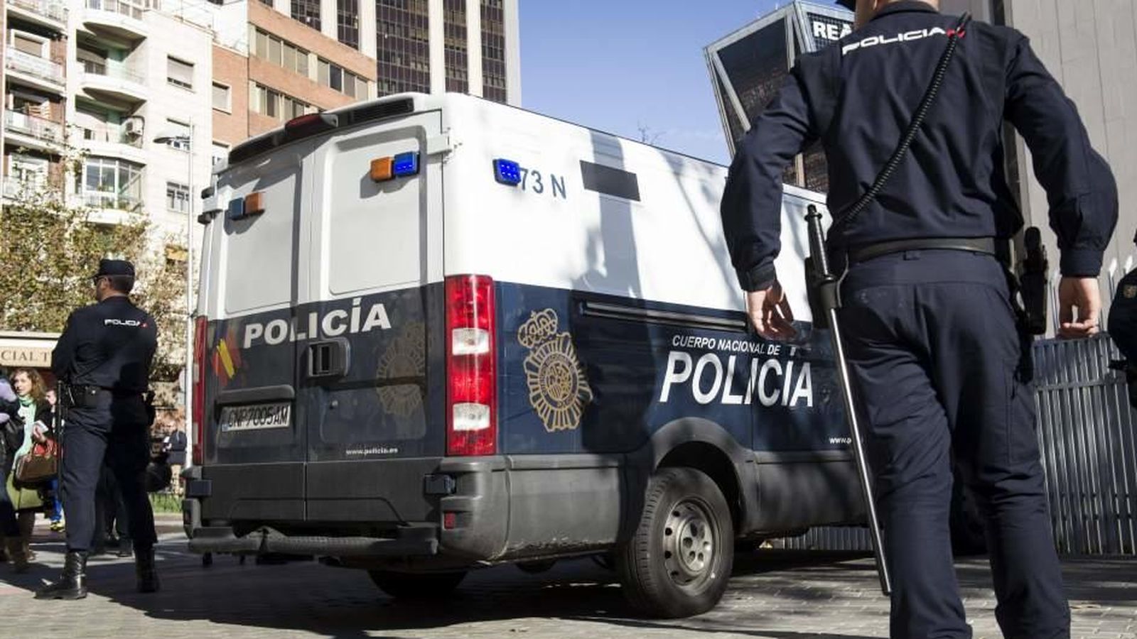 Foto: Dos policías en los juzgados de plaza de Castilla. (EFE)