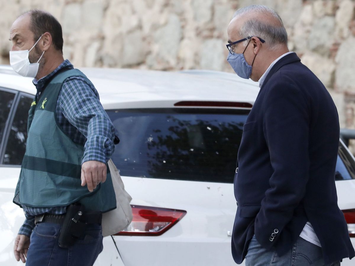 Foto: El alcalde de Cabrera de Mar (Barcelona), Jordi Mir, de Junts per Catalunya, este miércoles tras ser detenido por la Guardia Civil. (EFE)