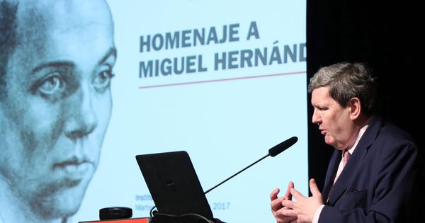 Foto: El director del Instituto Cervantes, Juan Manuel Bonet, durante un homenaje al poeta Miguel Hernández. (Efe)