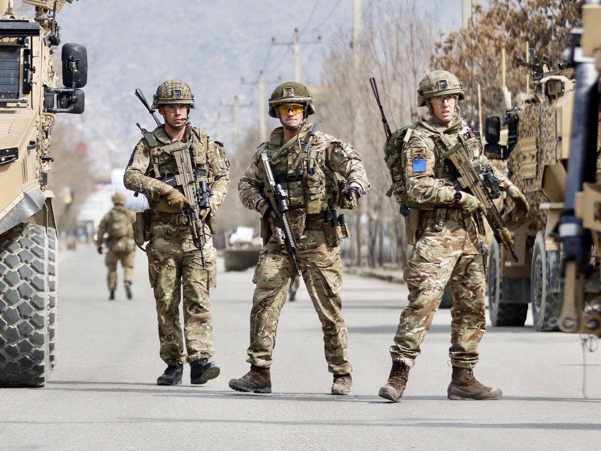 Foto: Soldados británicos en el sitio del tiroteo en Afganistán. (EFE)