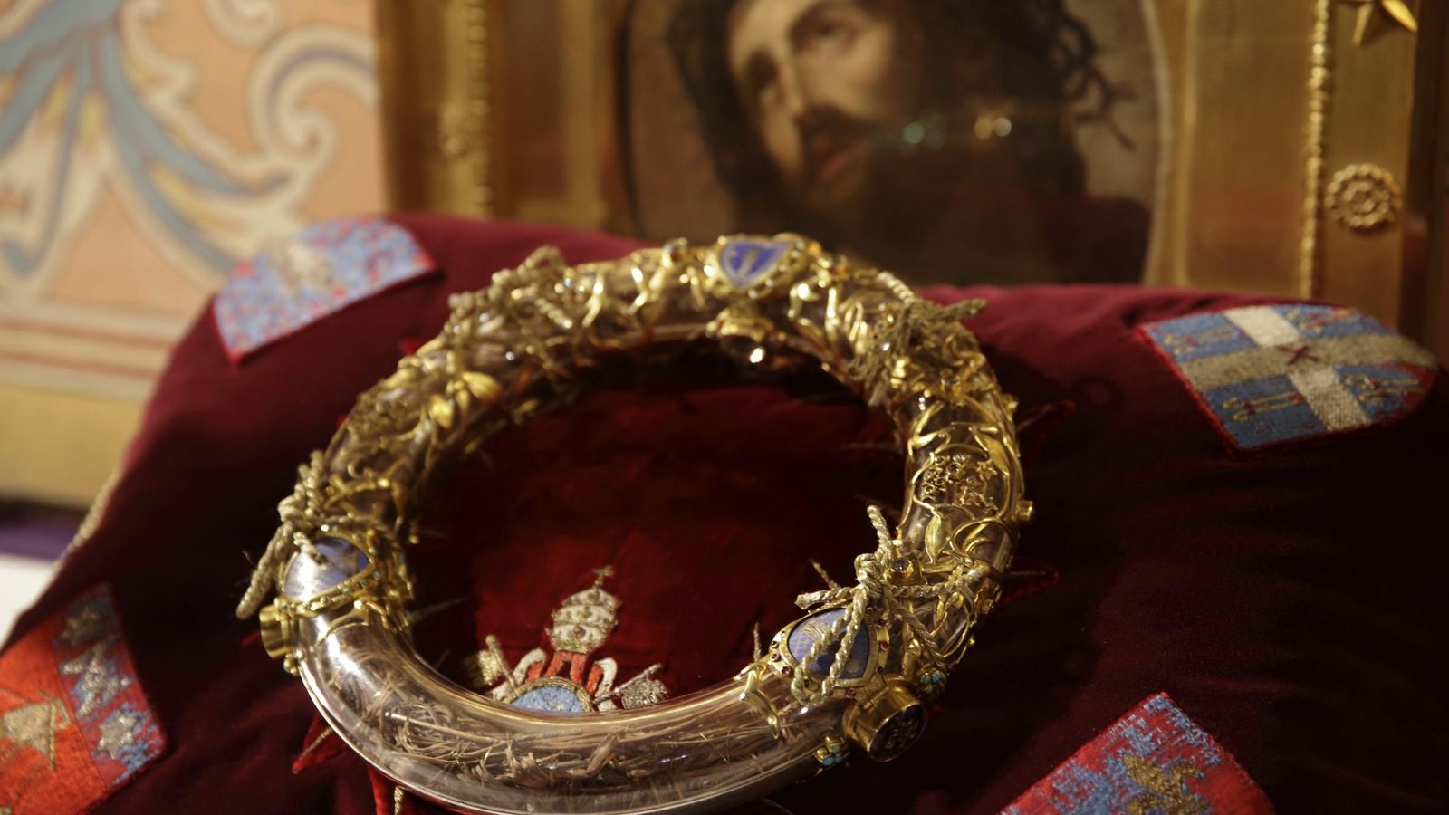 Foto: La Corona de Espinas en una ceremonia en la Catedral de Notre Dame de parís. (Reuters)