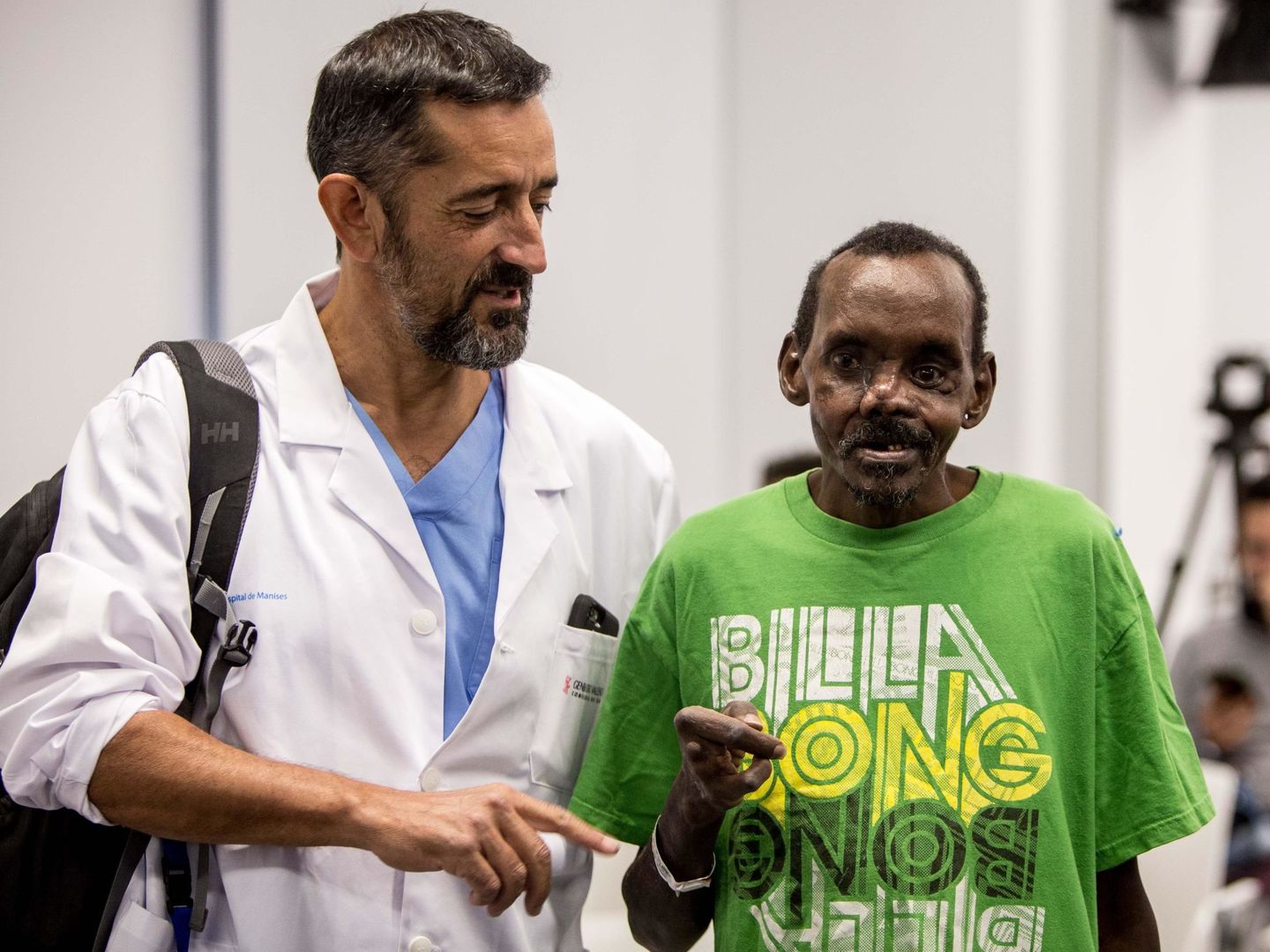Pedro Cavadas, tras una reconstrucción parcial del rostro y la mano izquierda de un paciente keniano atacado por una hiena. (EFE)