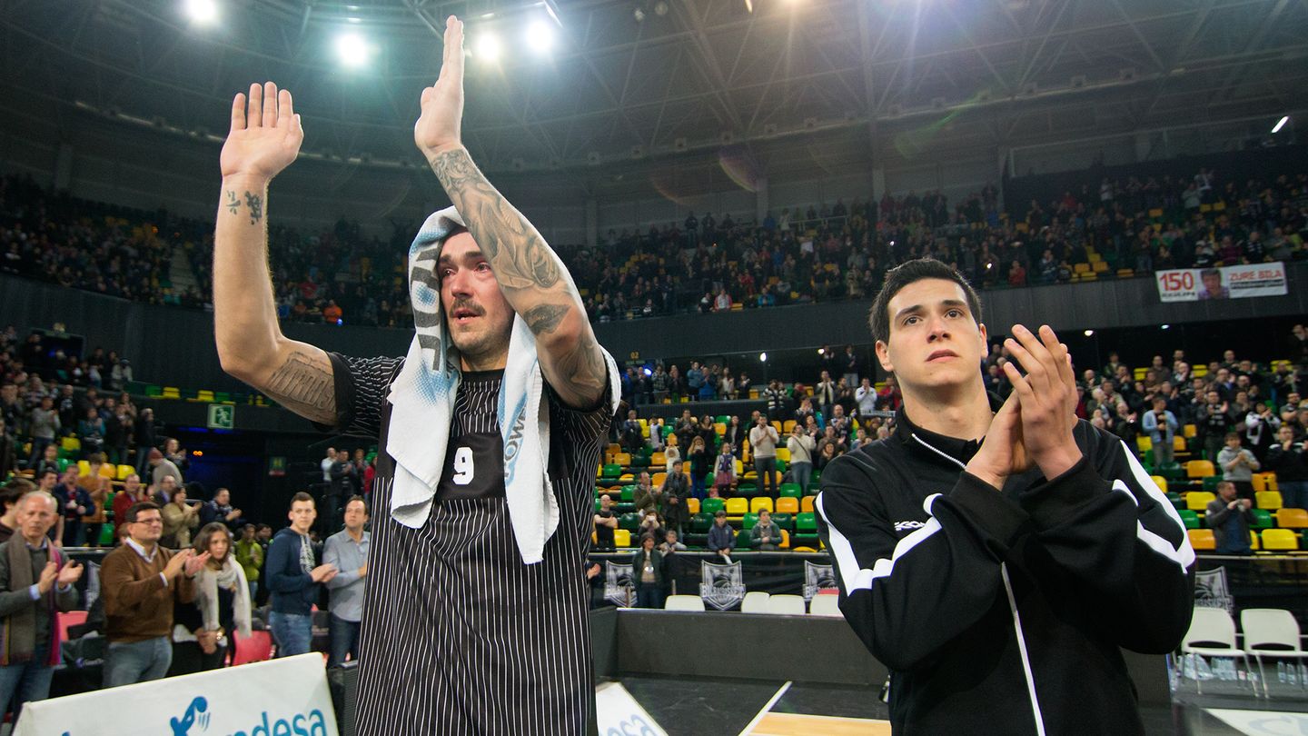 Los jugadores del Bilbao Basket agradecen a su afición el apoyo (Foto: ACB). 