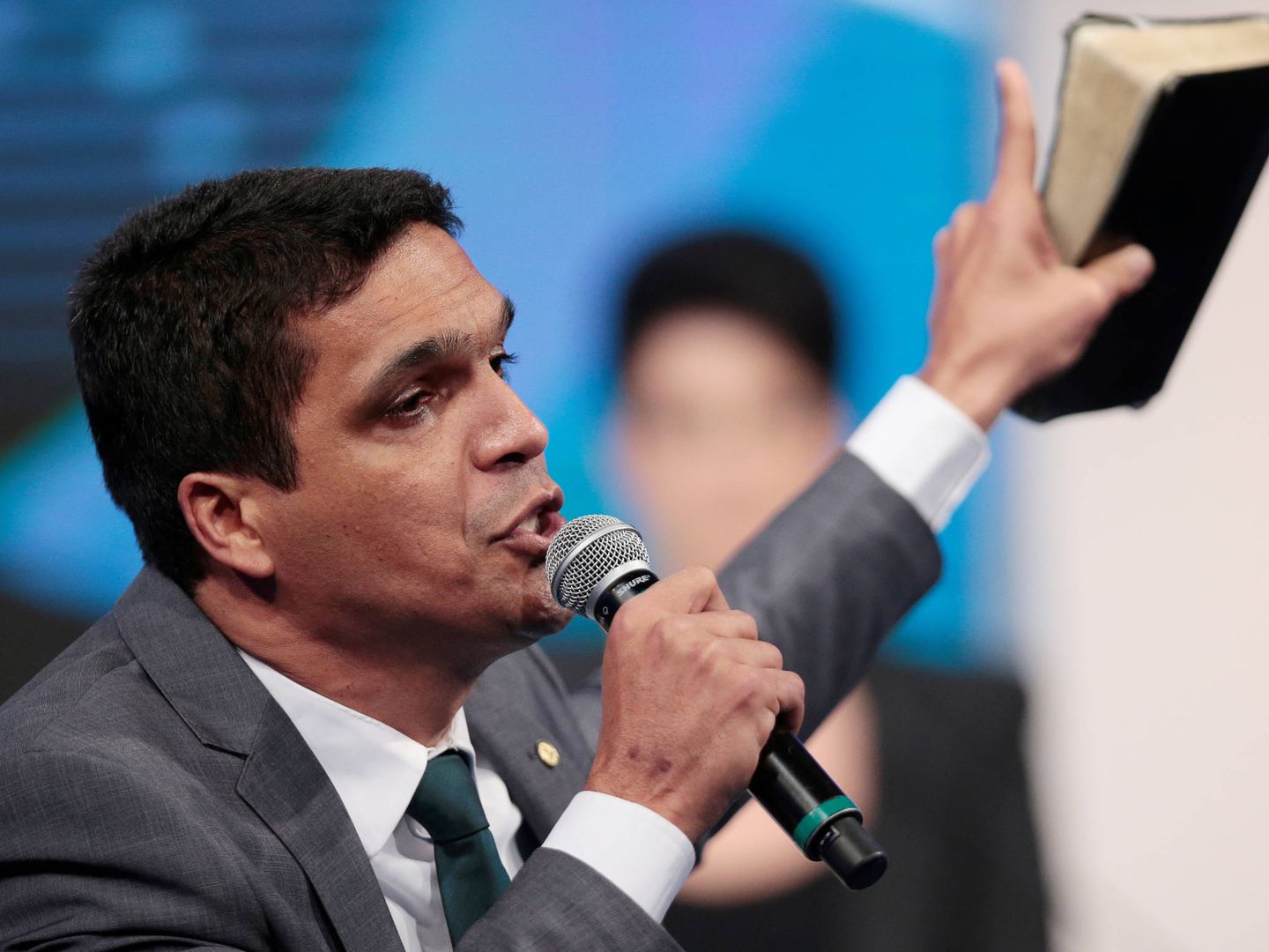 El candidato presidencial Cabo Daciolo sostiene una biblia durante un debate electoral en televisión. (Reuters) 