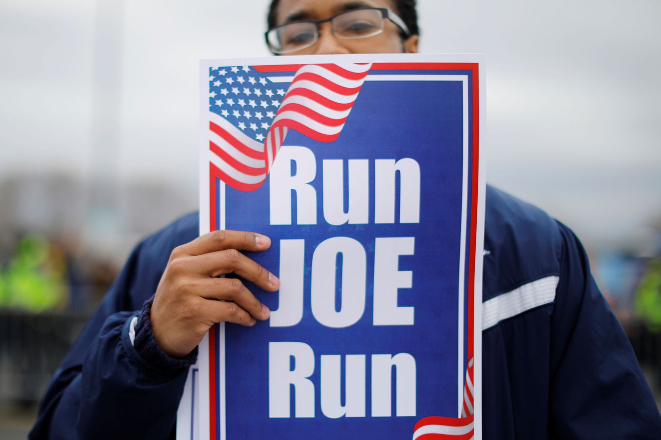 Un hombre sostiene un cartel de la candidatura de Joe Biden antes de un mitin del ex vicepresidente en Boston. (Reuters)
