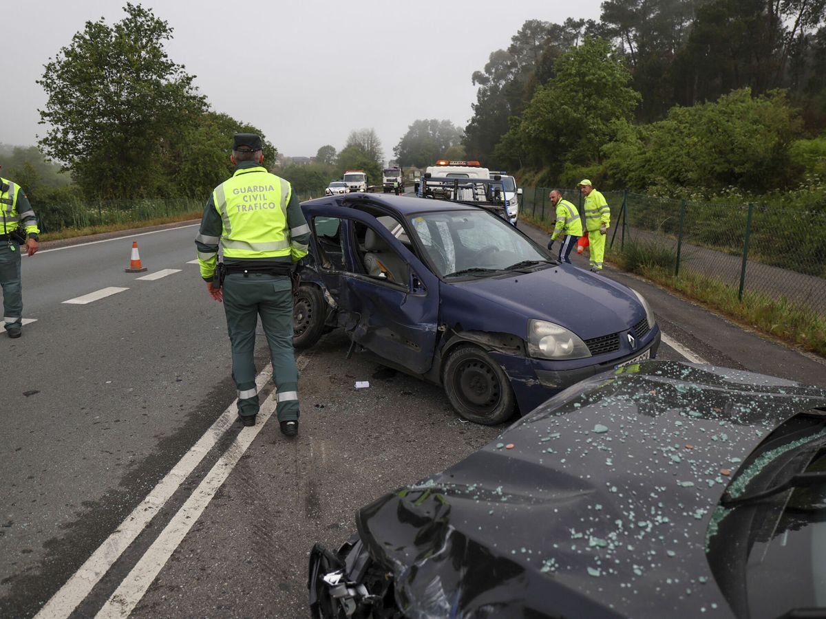 Foto: Imagen de un accidente de tráfico en Pontevedra. (EFE/Sxenick)