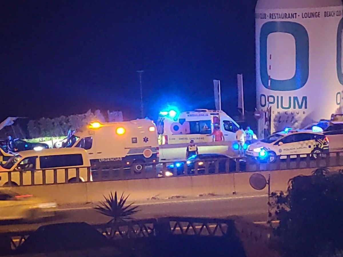 Foto: Policía y ambulancias en el lugar del suceso. (El Confidencial)
