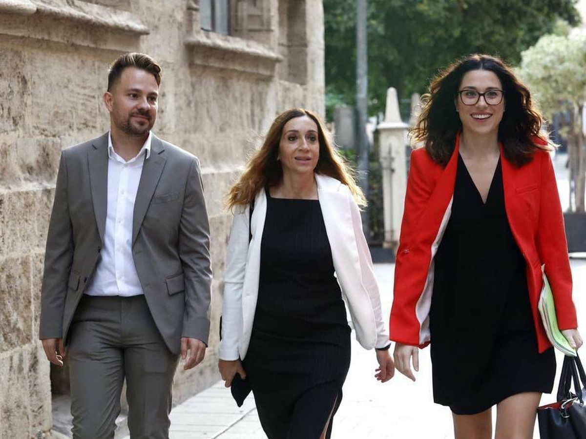 Foto: Aitana Mas (d), con lsaura Navarro y Alberto Ibáñez, los tres de Iniciativa del Poble Valencià. 