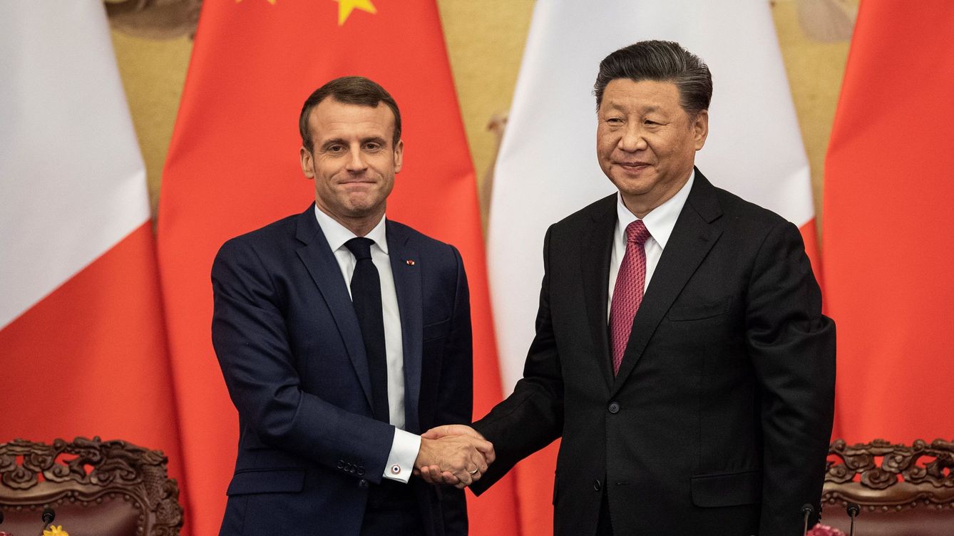 Foto: El presidente francés y el chino se dan la mano en un encuentro en 2019. (EFE EPA/Nicolas Asfouri)