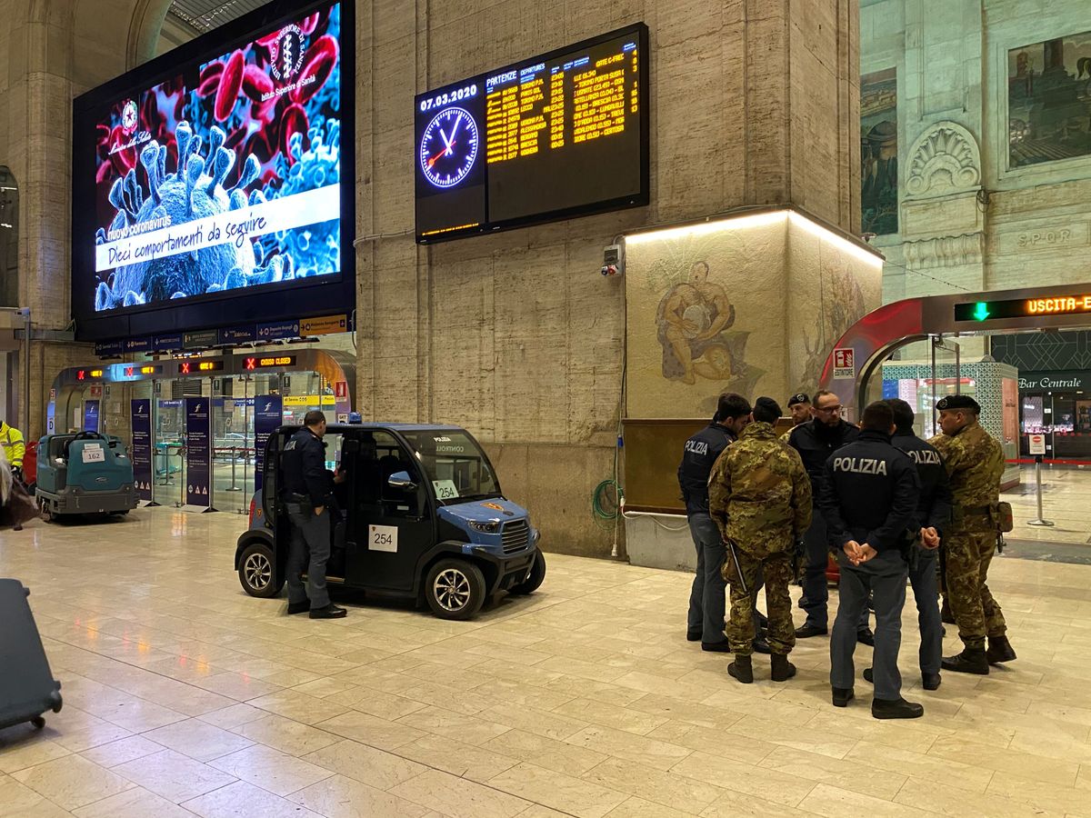 Foto: Militares y policías dentro de una estación de tren de Milán. (Reuters)