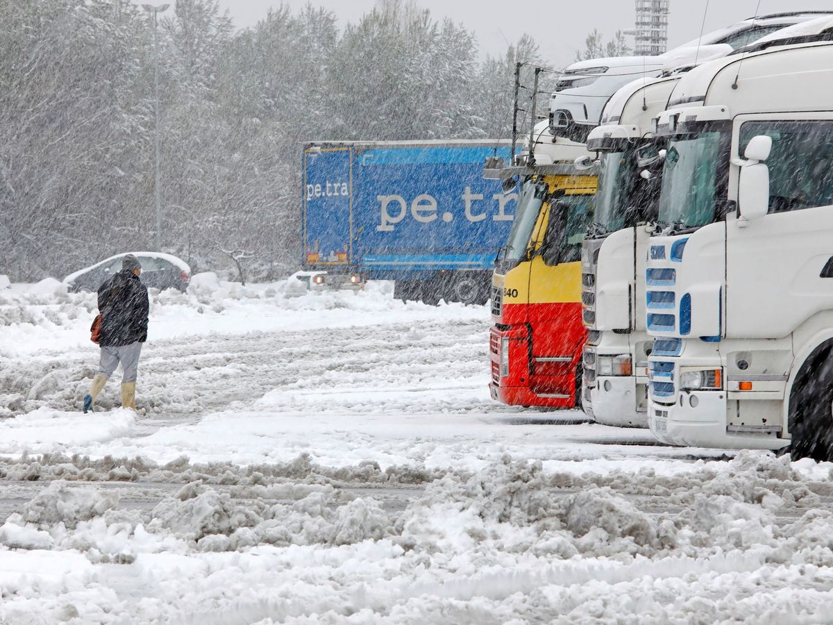 Foto: Camiones atrapados por la nieve. (EFE)