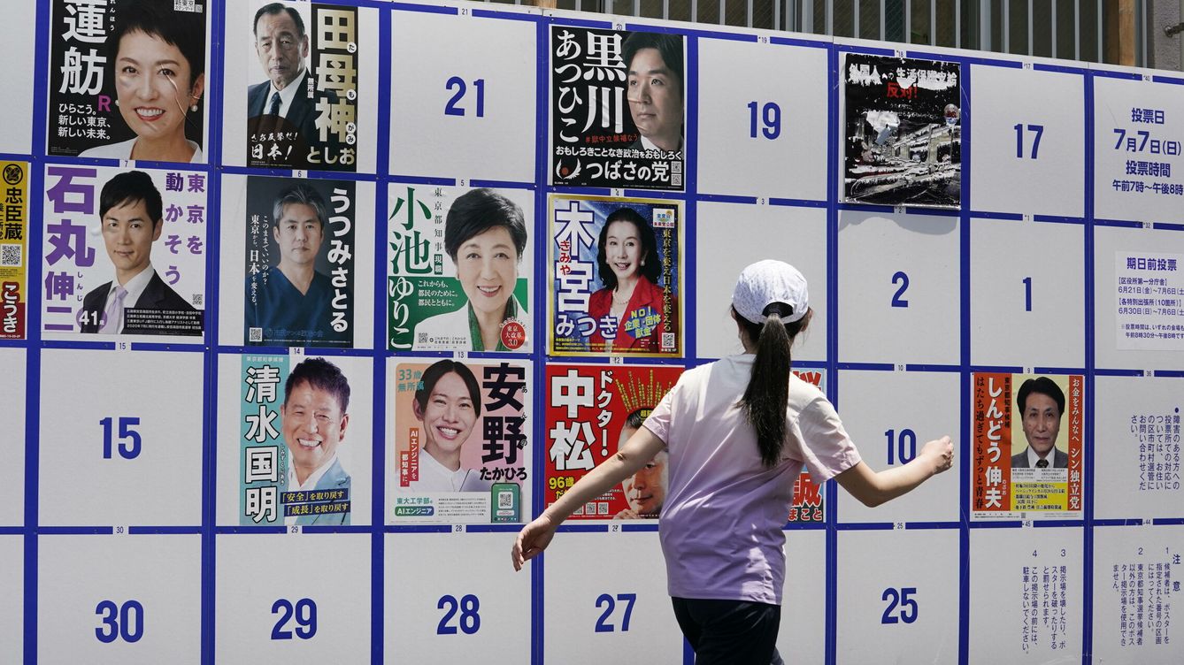 Foto: Carteles con los candidatos a la puerta de un colegio electoral en Tokio el pasado 7 de julio. (EFE/Kimimasa Mayama)