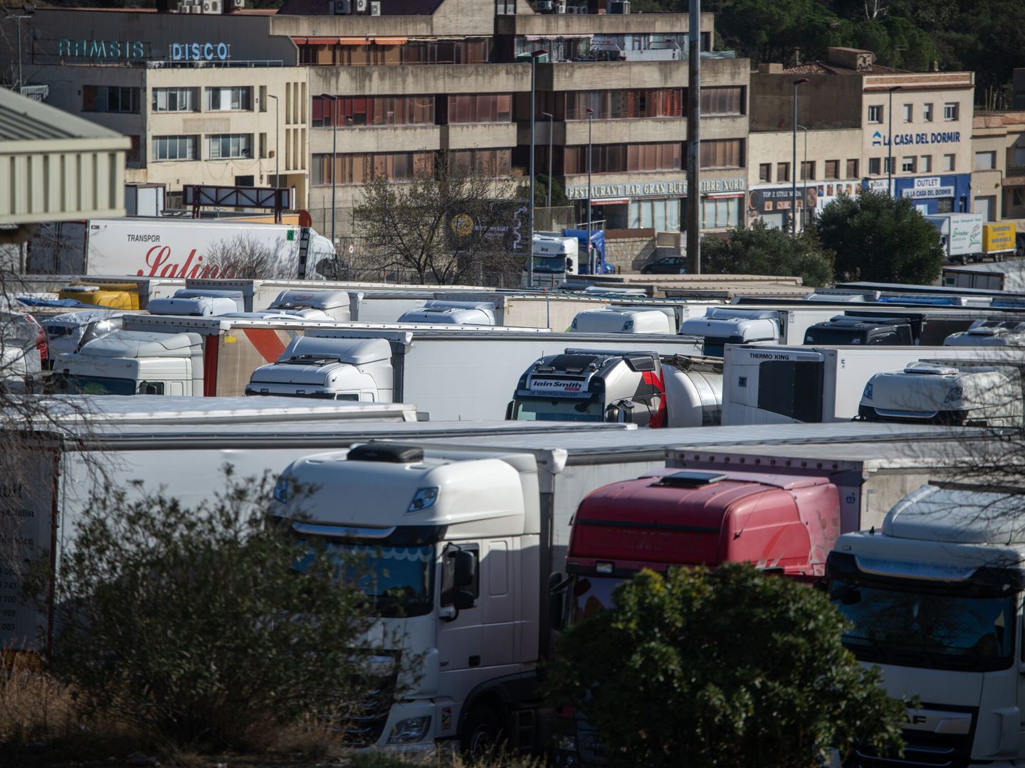 Varios camiones en La Jonquera, Girona. (Europa Press/Lorena Sopêna)