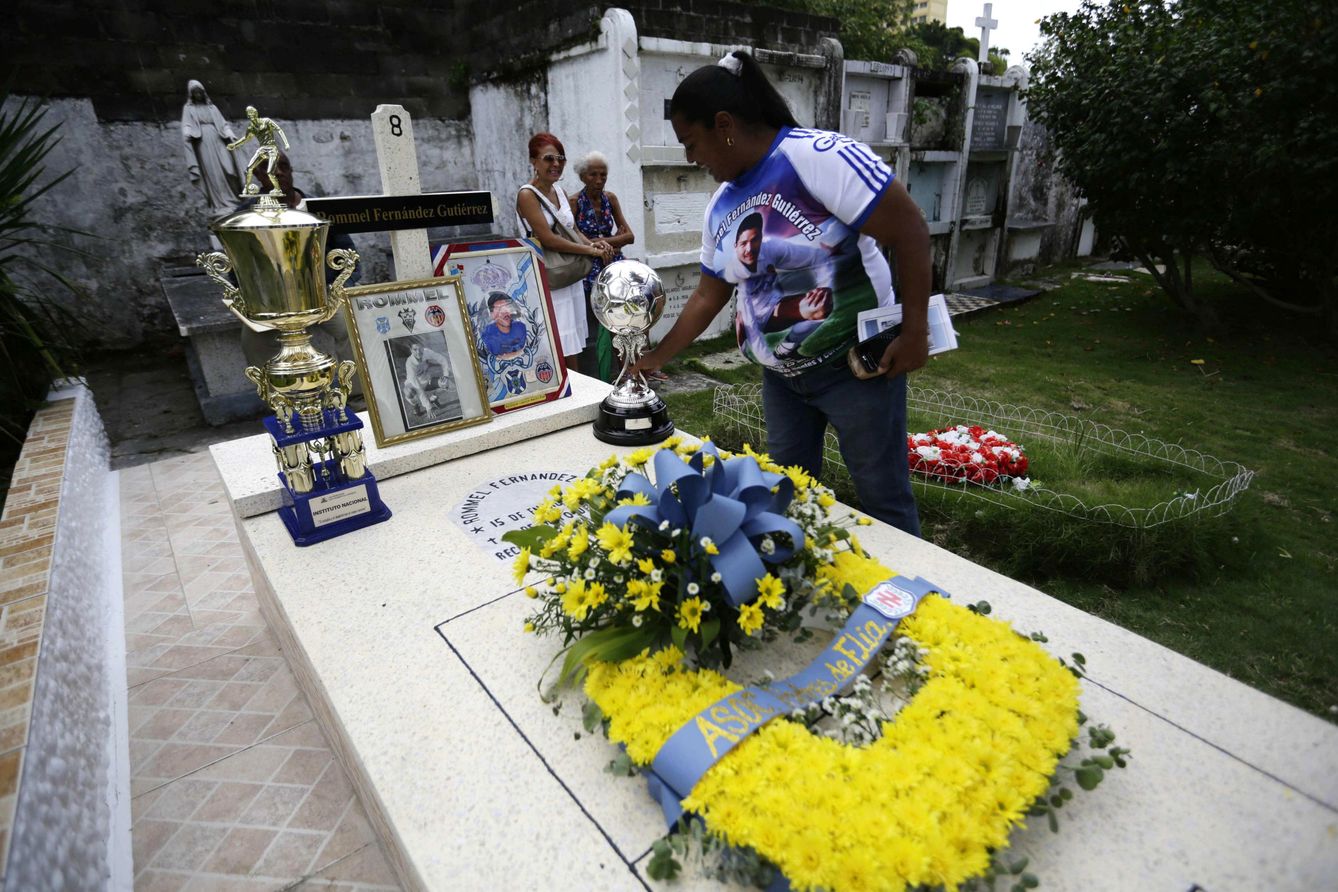 Familiares de Rommel Fernández visitan su tumba en el cementerio Amador. (EFE)