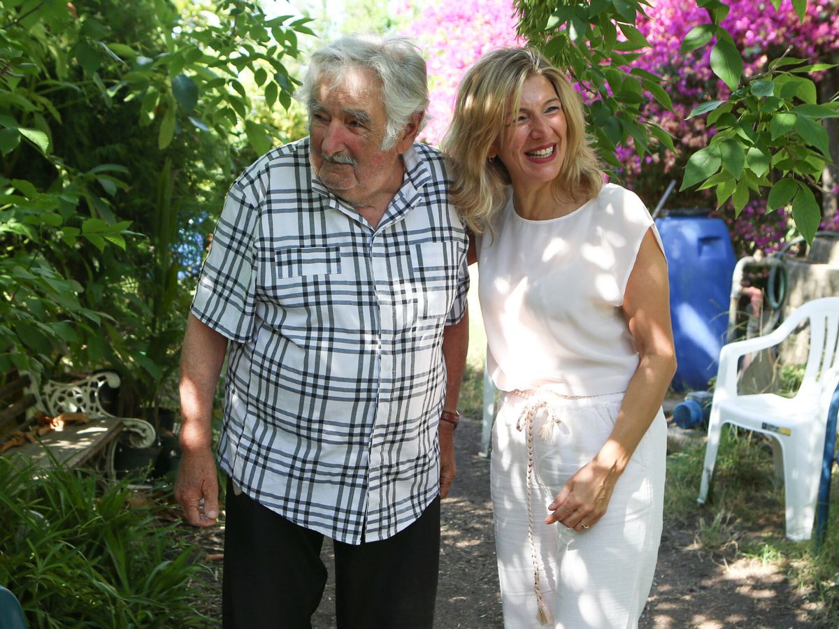 Foto: Yolanda Díaz y Pepe Mujica. (EFE/Gastón Britos)