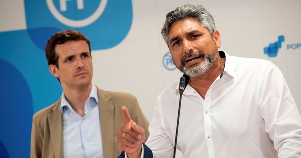 Foto: Pablo Casado, acompañado por Juan José Cortés. (EFE)