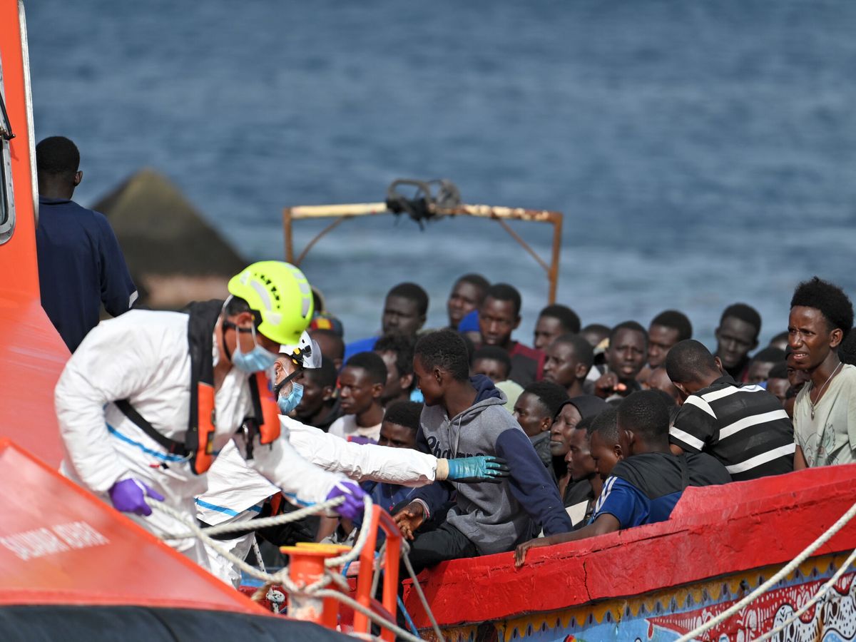 Foto: Salvamento Marítimo en el rescate de migrantes en Islas Canarias en imagen de archivo. (Europa Press/Salvamento Marítimo)