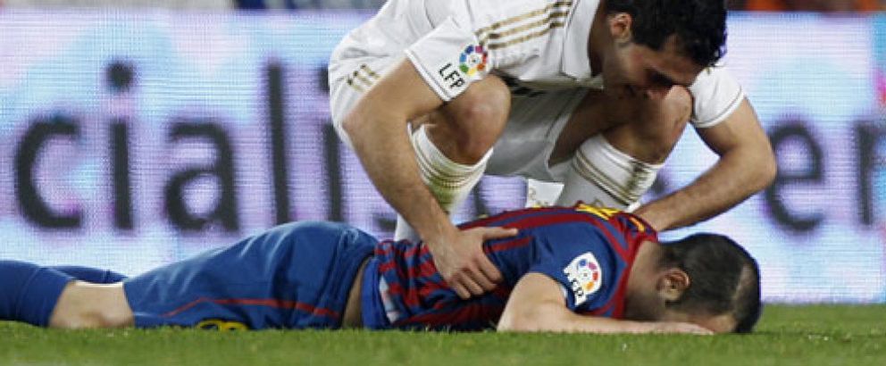 Foto: El viejo fantasma del Camp Nou amarga la noche: Iniesta se rompe el bíceps femoral