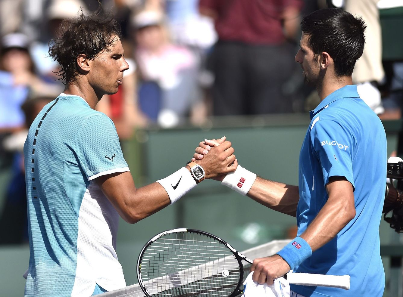 Novak Djokovic saluda a Rafael Nadal tras derrotarle en la semifinal de Indian Wells. (Efe)