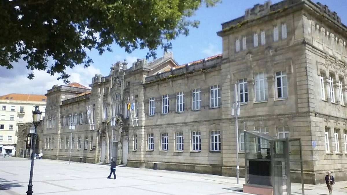 Así son las aulas provisionales de una escuela de Pontevedra: situadas en el centro y a la vista de todo el mundo