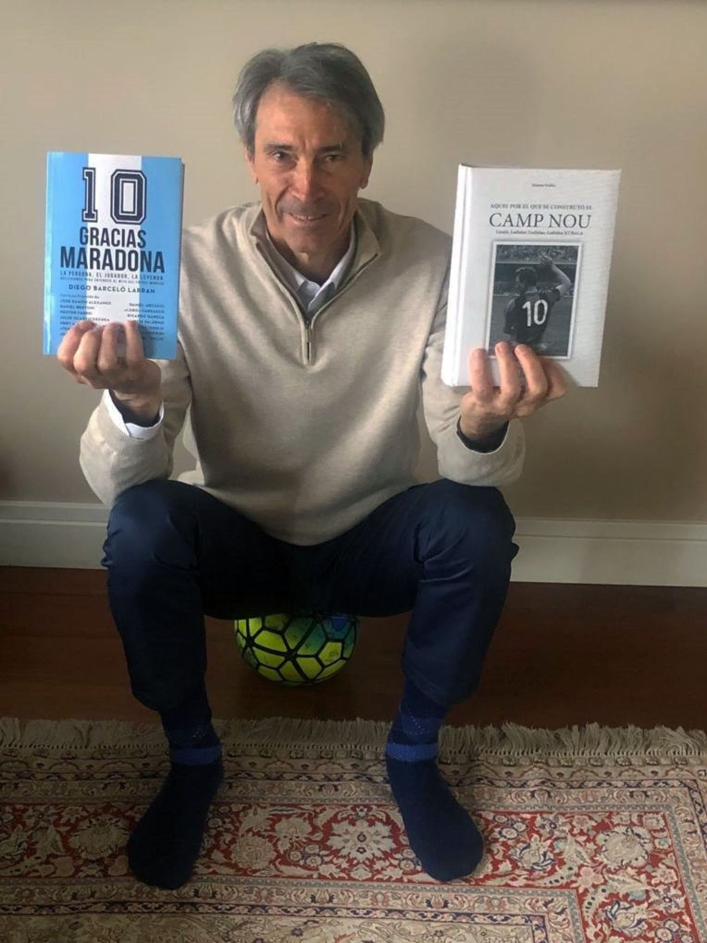 Francisco José 'Lobo' Carrasco, con libros sobre Maradona. (EFE)
