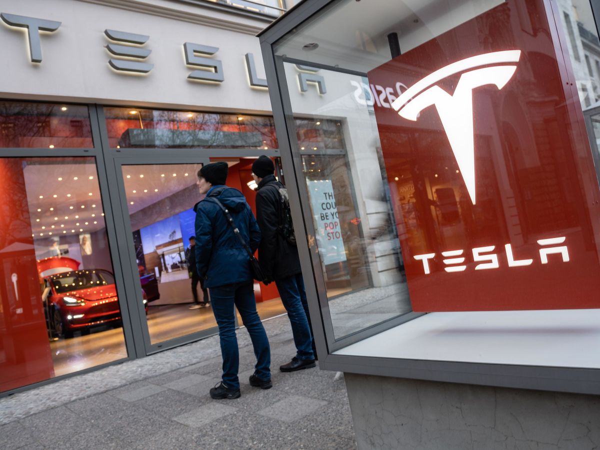 Foto: Un concesionario de Tesla en Alemania. (EFE)